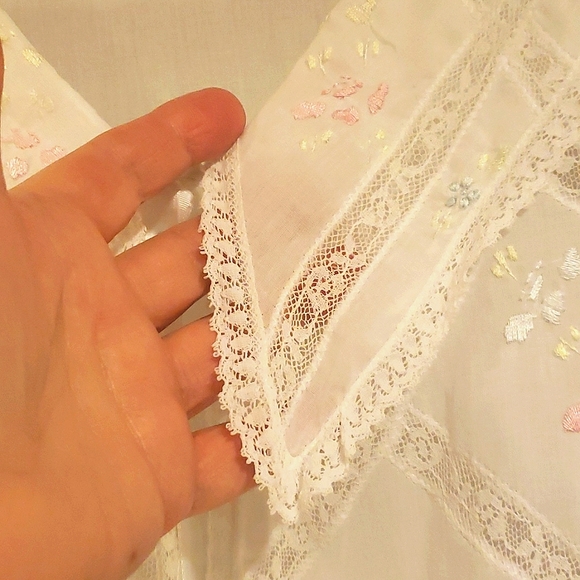 Vintage 1960s Romantic Lace Cover Robe - Picture 5 of 8